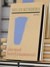 Román Milana Kundery Slavnost bezvýznamnosti přeložený do češtiny na snímku pořízeném na začátku září 2020 v knihkupectví v centru Prahy