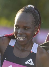 Keňanka Peres Jepchirchirová zaběhla světový rekord, vylepšila ho o 37 sekund na 1:05:34.