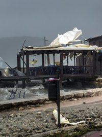 Vítr a vlny bičují pobřeží Řecka u města Argostolion