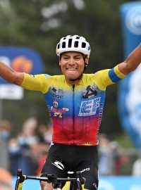 Jonathan Caicedo slaví v cíli třetí etapy Gira d&#039;Italia