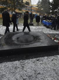 Před poliklinikou Fakultní nemocnicí Ostrava byl odhalen památník obětem loňské tragické střelby. Zemřelo při ní sedm lidí, dva další byli zraněni. Umělecké dílo evokuje černou díru.