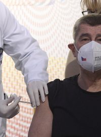 Premiér Andrej Babiš (ANO) byl proti koronaviru naočkován v Ústřední vojenské nemocnici v Praze