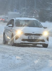 Sníh komplikuje řidičům situaci po celém Česku