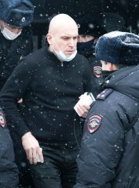 Muž po zatčení policií na fóru Sjednocených demokratů