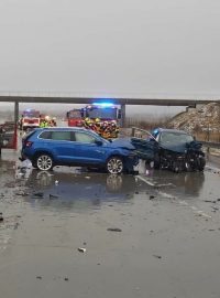 Až dvě desítky aut podle předběžných informací havarovaly při několika nehodách na dálnici D1 mezi Lipníkem nad Bečvou a Hranicemi na Přerovsku