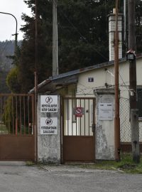 Brána do areálu muničního skladu ve Vrběticích, které patří pod Vlachovice na Zlínsku, na snímku z 19. dubna 2021