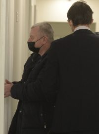 Obviněný Ivan Kratochvíl přichází k soudu na jednání o vazbě