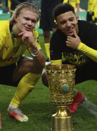 Erling Haaland a Jadon Sancho s trofejí Německého poháru