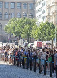 Fronta při otevření první české pobočky módního řetězce Primark na Václavském náměstí v Praze