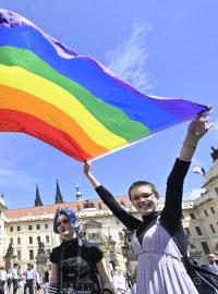 Několik stovek lidí prošlo v sobotu odpoledne Prahou v průvodu za práva sexuálních menšin.