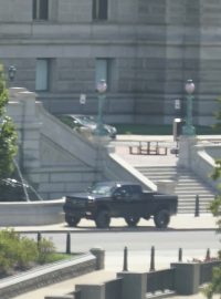 Auto zaparkované před budovou kongresu ve Washingtou, ve kterém seděl muž tvrdící, že má bombu.