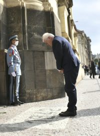 Frank-Walter Steinmeier vzdal pocty u památníku hrdinů heydrichiády v Resslově ulici v Praze.