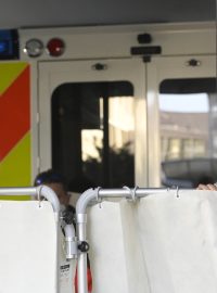 Prezidenta Miloše Zemana hospitazovali v Ústřední vojenské nemocnici v Praze. Ambulance s prezidentem dorazila okolo 12.45 na akutní příjem. Postavené paravany měly chránit soukromí prezidenta