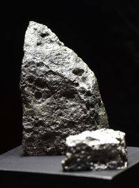 Za přísných bezpečnostních opatření přivezla ve čtvrtek do Olomouce ozbrojená policejní eskorta unikátní soubor meteoritů vážících dohromady téměř osm kilogramů