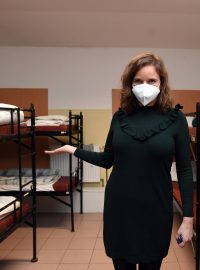 Ředitelka Centra sociálních služeb B. Bureše Jitka Modlitbová informovala novináře o programech pro lidi bez domova, dárcovské kampani Nocleženka a o lidech bez domova v koronavirové pandemii. Na snímku je v jedné z nocleháren.