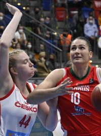Česká basketbalistka Julia Reisingerová v souboji s Běloruskou Anastasijou Veramejenkovou