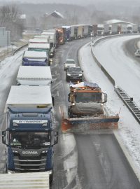 Husté sněžení a silný vítr od sobotního rána komplikují provoz napříč kraji