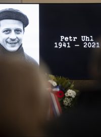 Rodina, přátelé, spolupracovníci a desítky dalších hostů se ve čtvrtek odpoledne přišli do strašnického krematoria v Praze rozloučit s novinářem, bývalým disidentem a politickým vězněm Petrem Uhlem