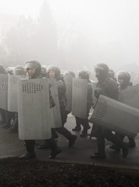 Pořádková policie 5. ledna 2022 během nepokojů v Almaty, největším městě Kazachstánu