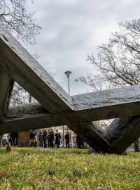 Pomník s Davidovou hvězdou z poloviny zabořenou do země stojí v Ústí nad Labem od roku 2005. Také zde si lidé připomněli památku obětí holokaustu