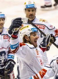 Kladenští hokejisté slaví gól proti Litvínovu.