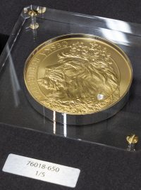 V České mincovně v Jablonci nad Nisou vyrazili 9. února 2022 rekordní zlatou minci, váží deset kilogramů.