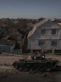 Zničený tank poblíž města Brovary severně od Kyjeva