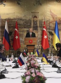 Turecký prezident Recep Tayyip Erdogan během přivítací řeči k ukrajinské a ruské delegaci
