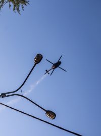Hasičům pomáhají hasit i vrtulníky