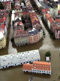 V roce 2002 zasáhly Česko nejničivější povodně v dějinách. Jednou z nejpoškozenějších pražských čtvrtí byl tehdy Karlín. Voda tehdy v některých místech vystoupala až do výšky 3 metrů. Letos uplynulo 20 let a v obnoveném Karlíně už tehdejší zkázu připomínají jen cedulky na domech.