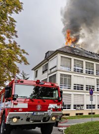 Požár střechy pavilonu Ústřední vojenské nemocnice v Praze