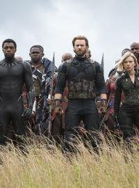 Zleva: Danai Gurira, Chadwick Boseman, Chris Evans, Scarlett Johanssonová a Sebestian Stan ve filmu Avengers: Infinity War