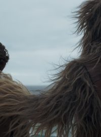 Alden Ehrenreich a Joonas Suotamo ve snímku Solo: Star Wars Story