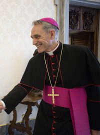 Papež František a osobní tajemník bývalého papeže Benedikta XVI.