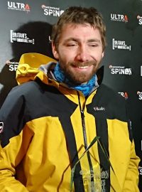 Extrémní běžec Pavel Paloncý v cíli závodu Spine Race.