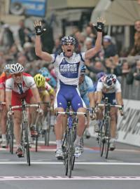 Alessandro Petacchi jako vítěz závodu Milán - San Remo z roku 2005.