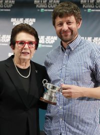 Jaroslavu Plašilovi poblahopřála i legendární tenistka Billie Jean Kingová, podle které letos turnaj tenisových družstev premiérově nese jméno.