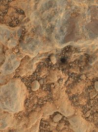 Detailní záběr na povrch Marsu z vozidla Perseverance