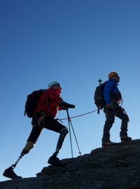 Horolezec Jamie Andrew zvládl bez rukou a nohou to, na co řada lidí ani nepomyslí. Zdolal třeba Matterhorn nebo Kilimandžáro