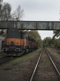 Nádraží Kladno-Dubí v těsné blízkosti areálu bývalého areálu Poldi dodnes jezdí nákladní vlaky. Využívá ho společnost přepravující náklad.