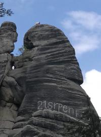 Na skalní útvar Milenci v Adršpašských skalách někdo napsal ‚21. srpen FUJ‘