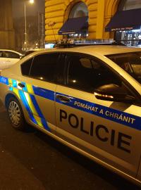 Policie v Korunní ulici, kde na Nový rok havarovala řidička, která předtím srazila dvě chodkyně.