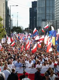 Výjev z demonstrace „Pochod milionu srdcí“ ve Varšavě