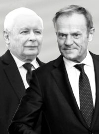 Vůdce polské opozice, Donald Tusk, ve stínu polského premiéra Jaroslava Kaczyńského