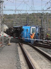 Nákladní vlak havaroval v pondělí, mimo koleje se dostala lokomotiva a dvě cisterny převážející toxický benzen