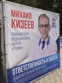 Pouliční kampaň v Kiněšmě, tak jako i jinde, ovládl kandidát vládoucí strany Jednotné Rusko, zde lékař Michail Kizejev