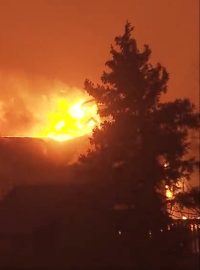 Požár v americkém Coloradu pohlcuje budovy