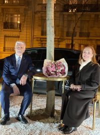 Prezident Petr Pavel a Dagmar Havlová odhalili v Paříži novou lavičku Václava Havla