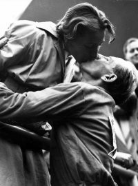 Polibek manželů Zátopkových na letní olympiádě v Helsinkách v roce 1952 poté, co Emil Zátopek získal zlato za maraton.