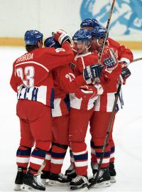 Čeští hokejisté na olympiádě v Naganu oslavují gól do ruské sítě v základní skupině.
